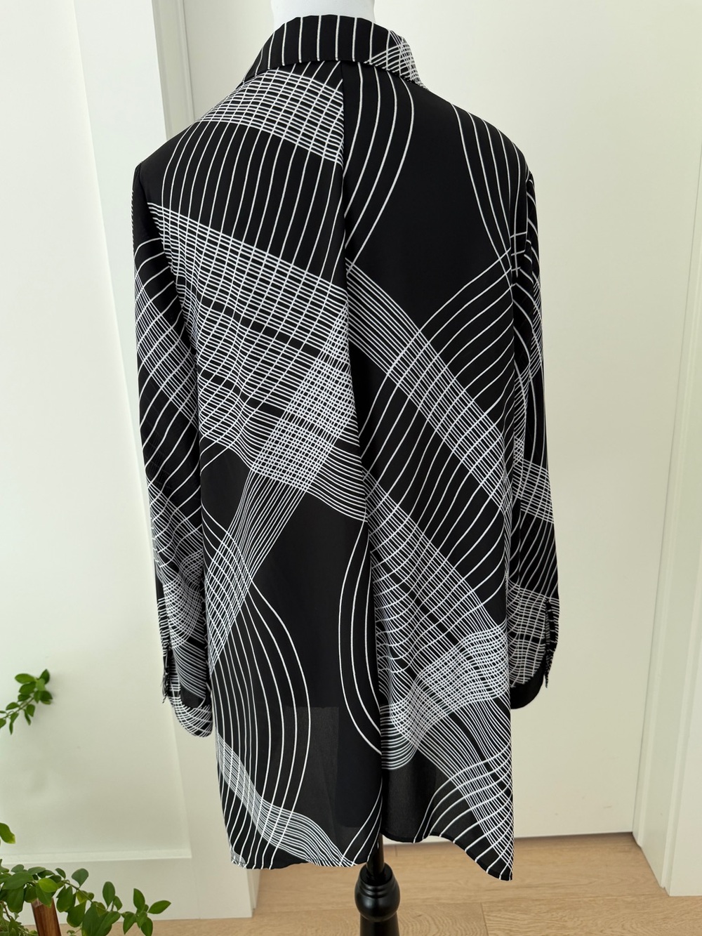 CHICO'S Rosalind Graphic Design Tunic Blouse Handkerchief Hem Sheer Travel Layer - Picture 5 of 17